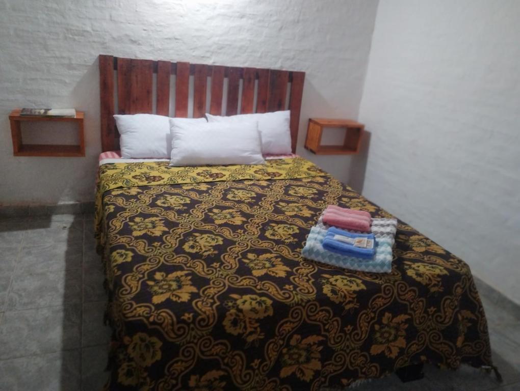 福尔摩沙Armonia的一间卧室配有一张床、床罩和枕头