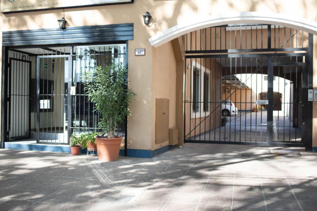 瓜伊马延Hostel Los Andes的两个门,通往一座植物丛生的建筑
