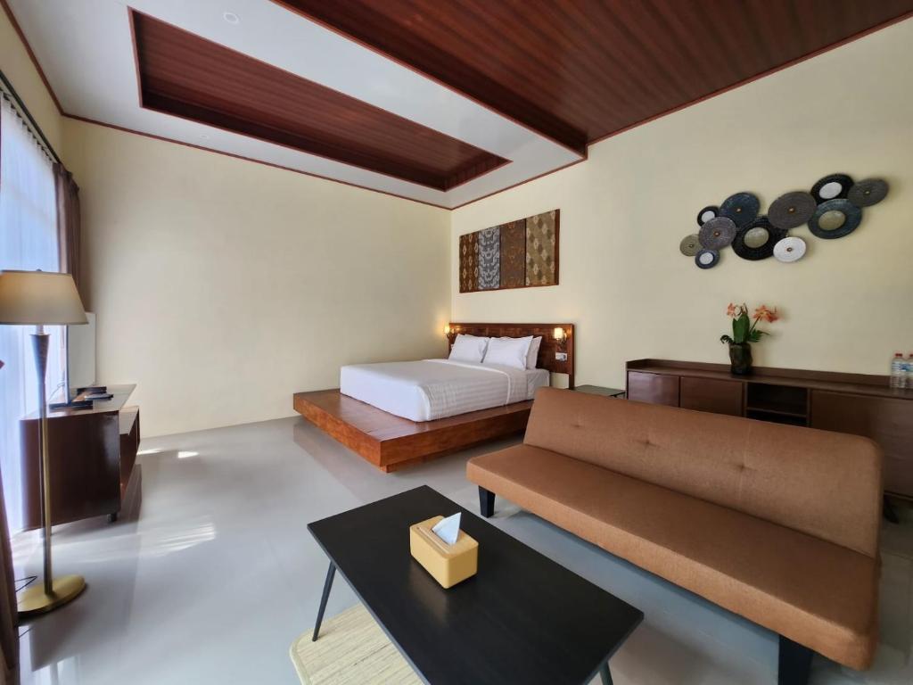 婆罗浮屠Nalendro Villa Borobudur的客厅配有床和沙发