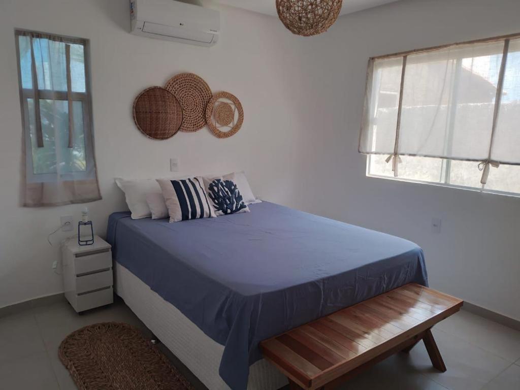 路易斯科雷亚Vila do Mar - Macapá的一间卧室配有一张床和长凳