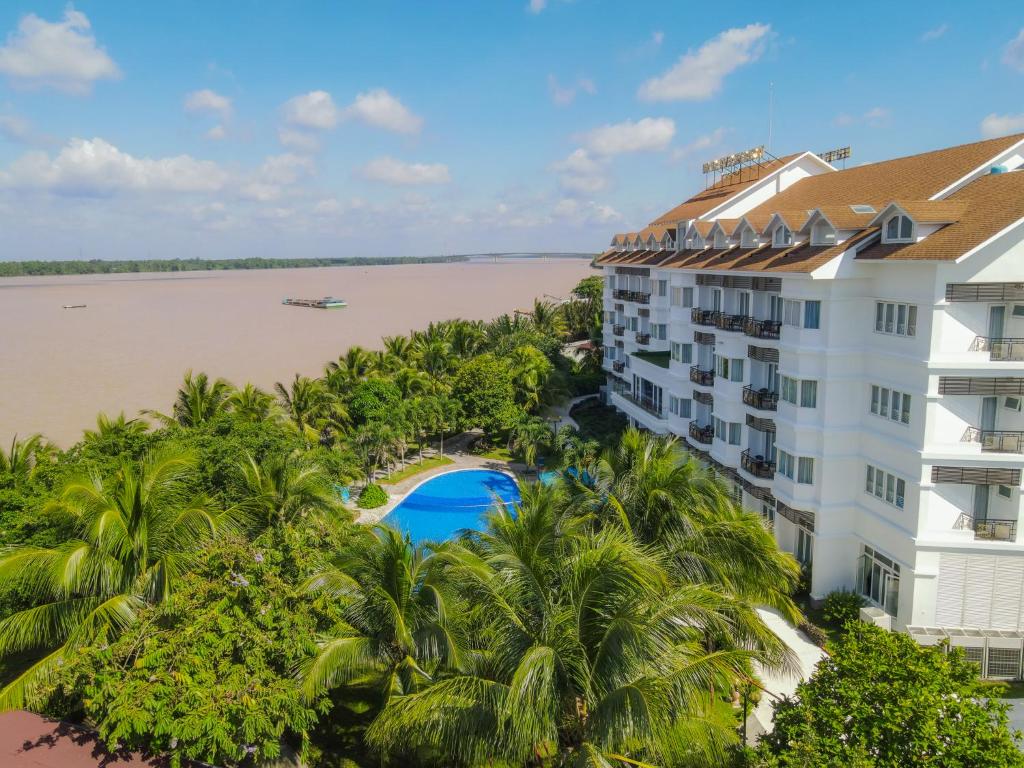 槟知槟椥河畔度假村的享有酒店和河流的空中景致