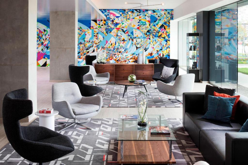 奥克布鲁克芝加哥 - 奥克布鲁克中心艾美度假酒店的大堂配有沙发、椅子和壁画