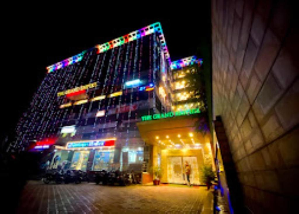 巴特那The Grand Empire Best 4 Star Luxury Hotel in Patna的一座高大的建筑,晚上有灯