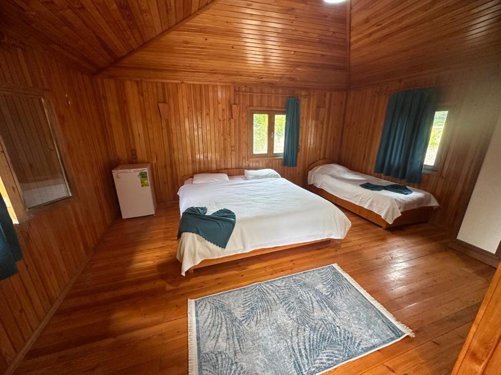 凯麦尔Likya Yanartaş Bungalow的卧室享有高空美景,配有两张床
