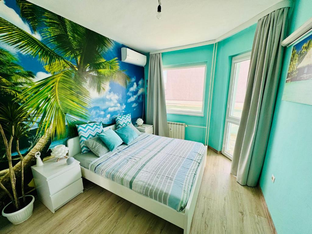 瓦尔纳Sunrise Smart Home的卧室的墙上挂着棕榈树壁画
