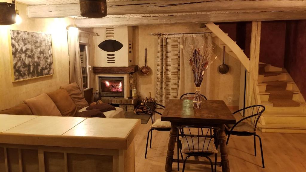 圣埃蒂安德蒂内埃La Cérisole的客厅配有桌子和壁炉