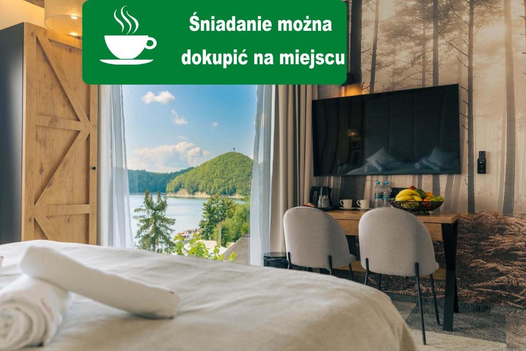 索利纳Sztygarka Hetmańska Resort Solina的一间卧室设有一张床和一个美景窗户。