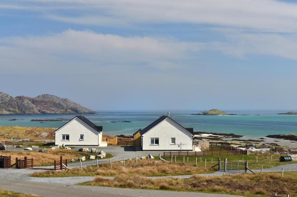 PollacharRockpool的海边小山上的两栋白色小屋