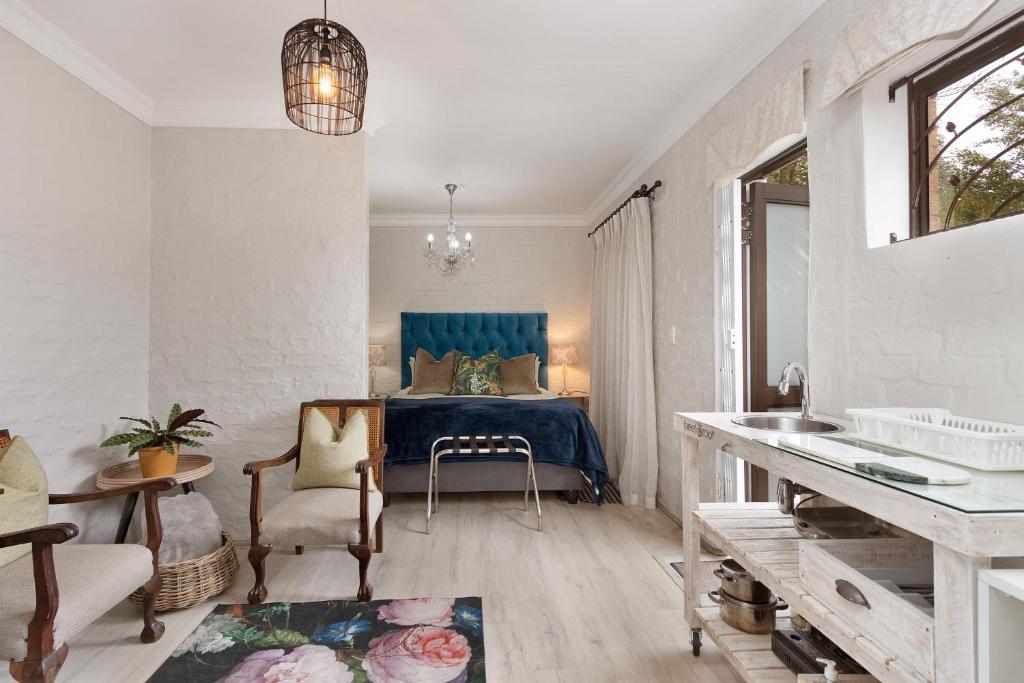 贝尔维尔Petite Apartment的一间卧室配有一张蓝色床头板的床