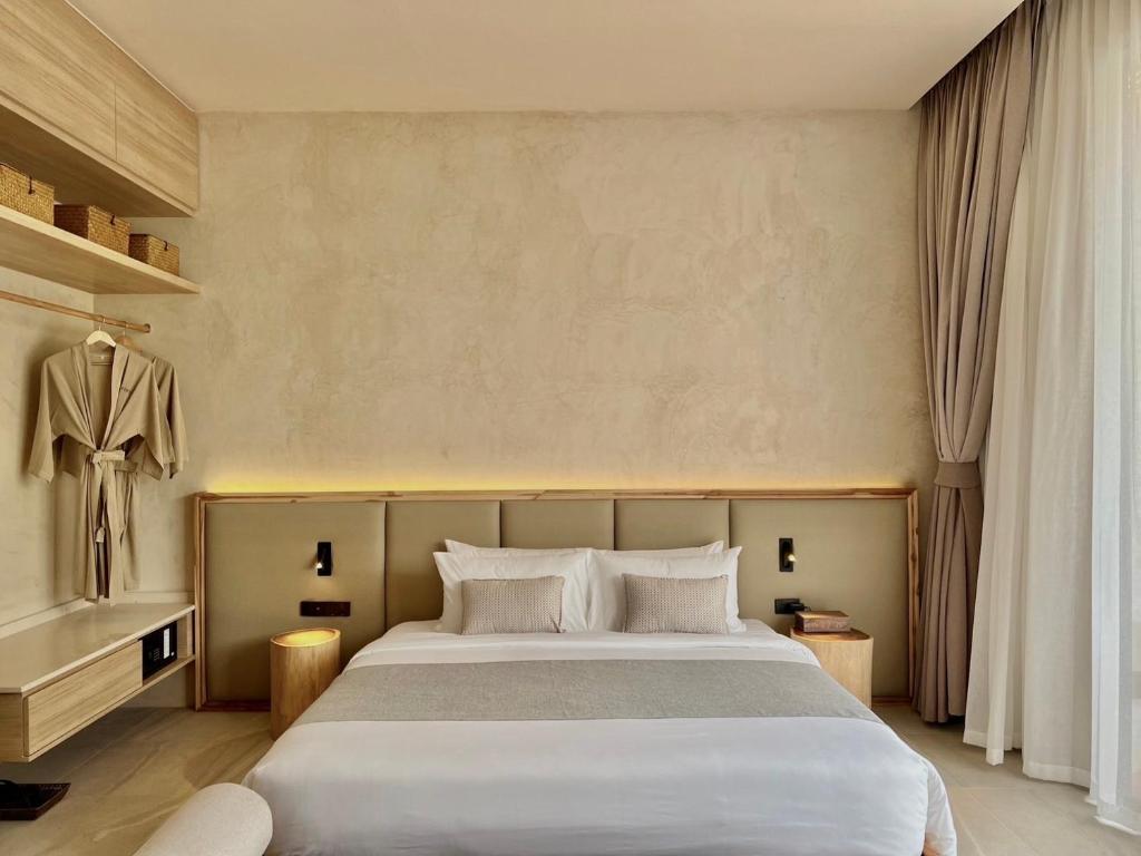 芭东海滩Eden Resort & Villas的一间卧室,卧室内配有一张大床