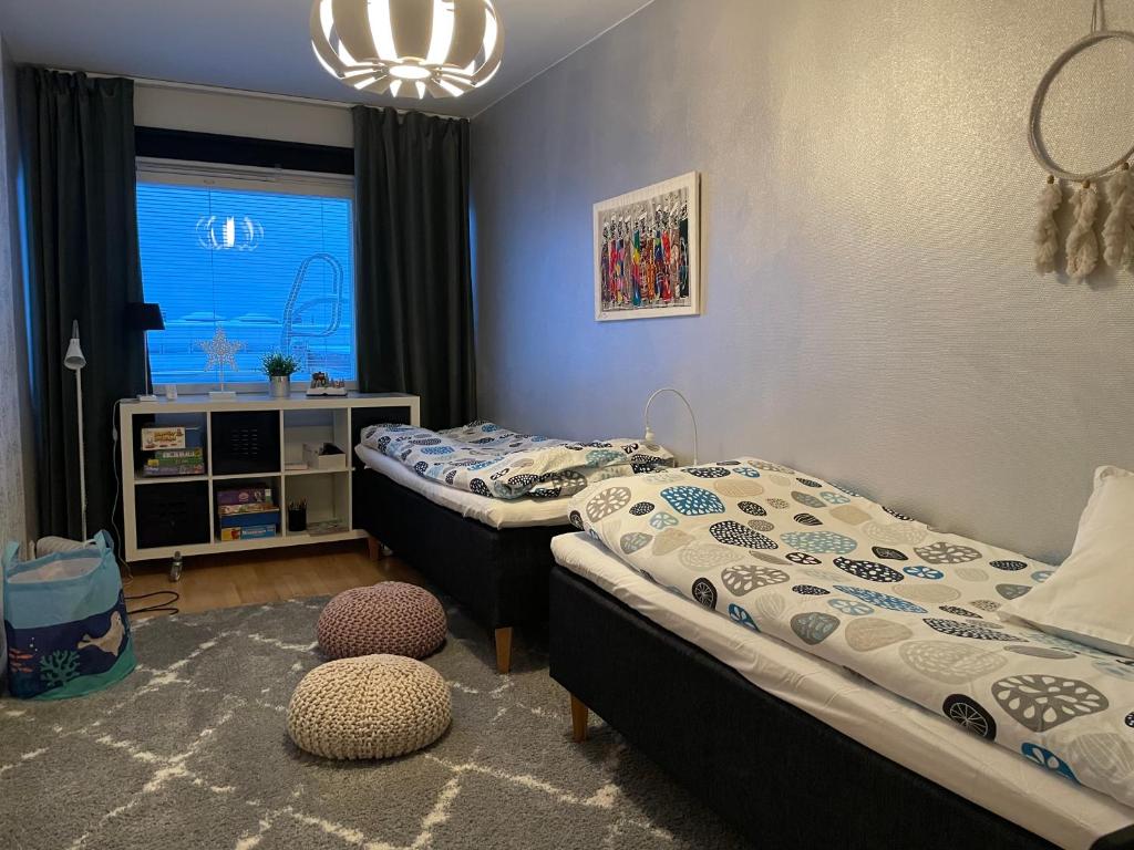 罗瓦涅米Peaceful City Centre Apartment (2 Bdr)的一间卧室设有两张床和窗户。