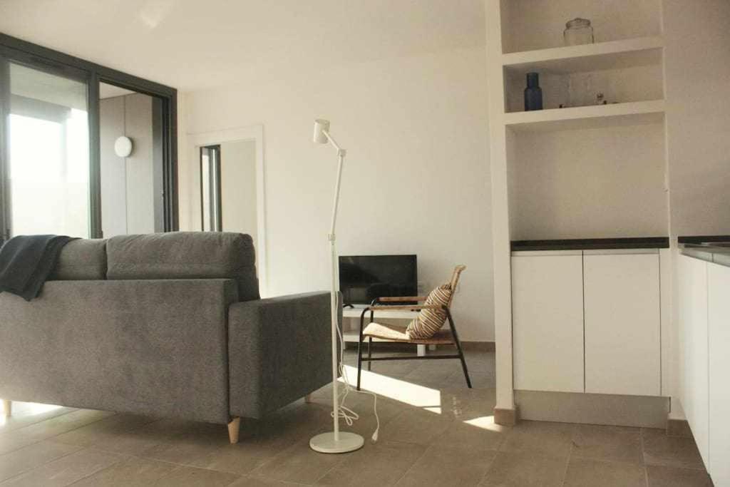 罗萨斯OD'A Apartaments的客厅配有灰色的沙发和椅子