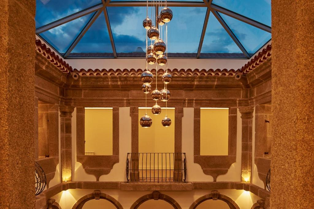 凡道Convento do Seixo Boutique Hotel & Spa的吊灯挂在建筑物的天花板上