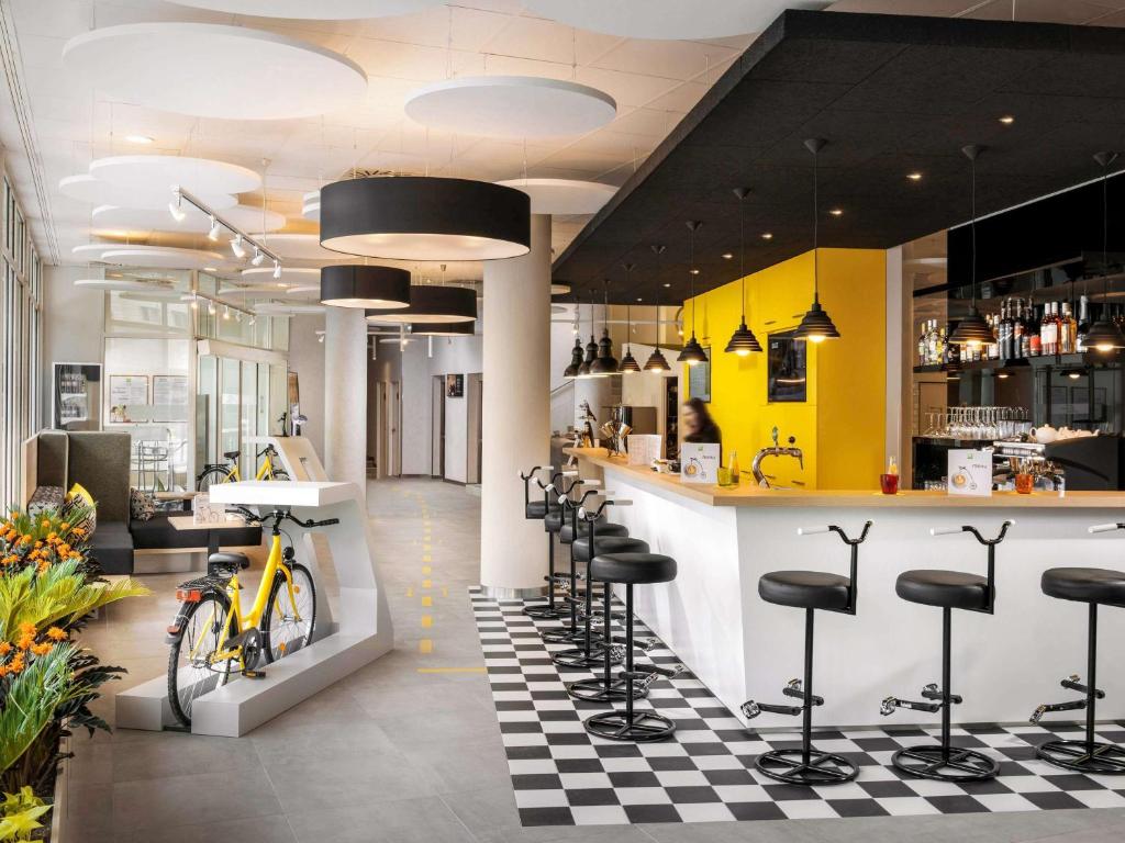 布达佩斯布达佩斯市宜必思尚品酒店的餐厅内的酒吧,在柜台上骑自行车