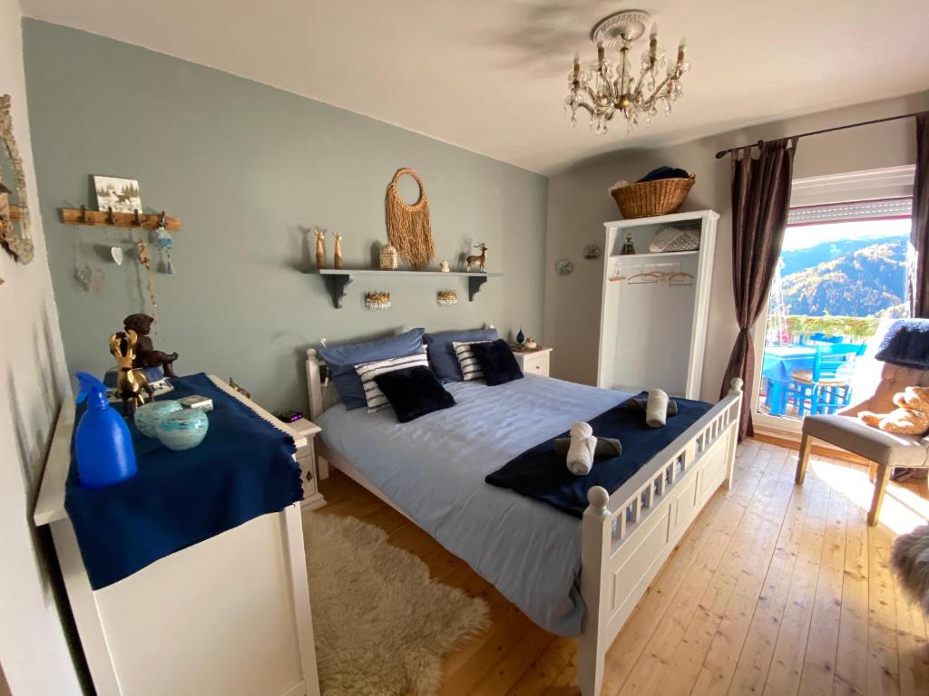 OberzeiringPölstaler Berghütte的一间卧室配有一张带蓝色床单的床和一台冰箱