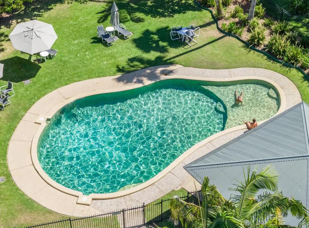 拜伦湾拜伦湖滨假日公寓的享有庭院游泳池的顶部景色
