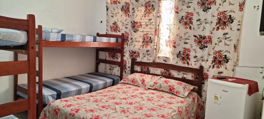 北茹阿泽鲁Pousada Point da Nanda的一间卧室设有两张双层床和一张带枕头的床。