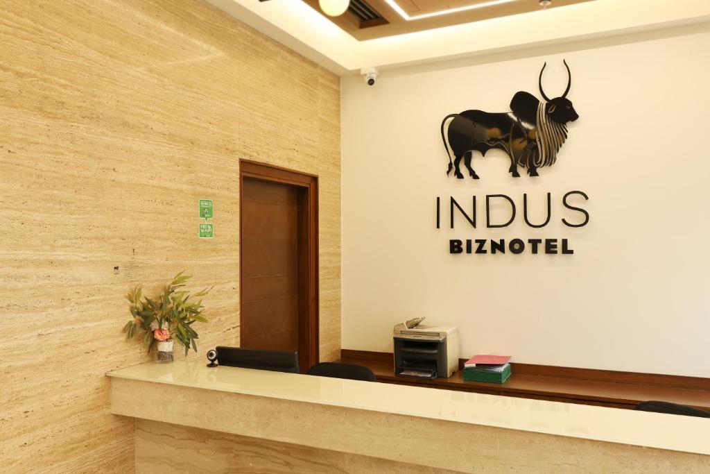 新德里印度必兹诺酒店的墙上挂着水牛的标志的大堂