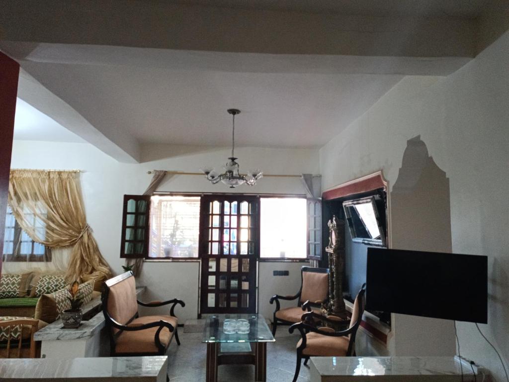塞拉Dar Dyafa的客厅配有桌子和电视