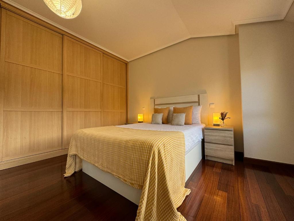 埃拉斯蒂列罗Fantástico Dúplex Vista Bahia的一间卧室配有一张黄色毯子床