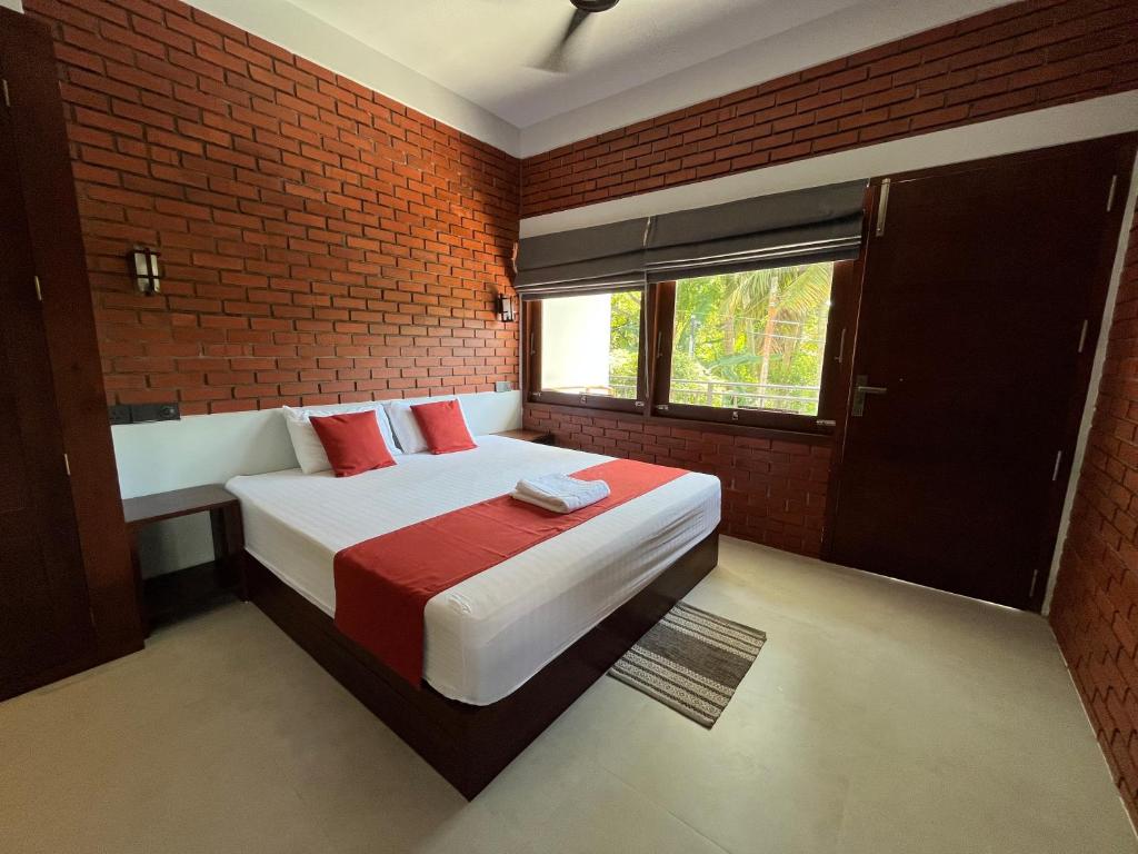 米迪加马东Coastal Hideaway的一间卧室设有一张床和砖墙