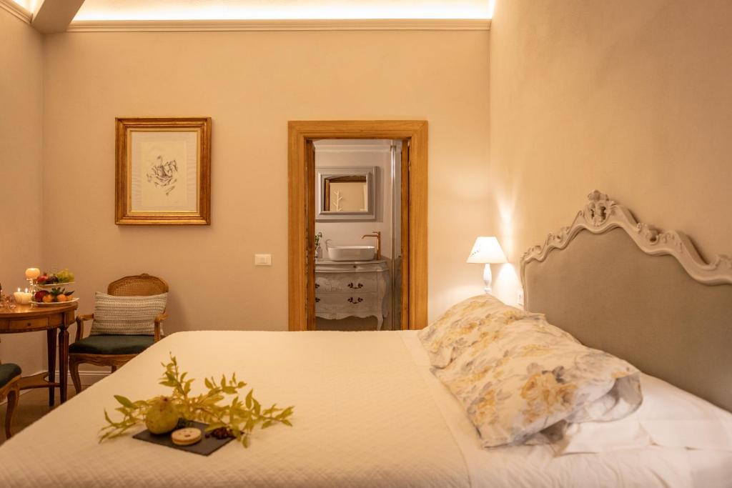 卡斯蒂廖恩菲奥伦蒂诺San Michele al Castello的一间卧室配有一张床、一张桌子和一面镜子