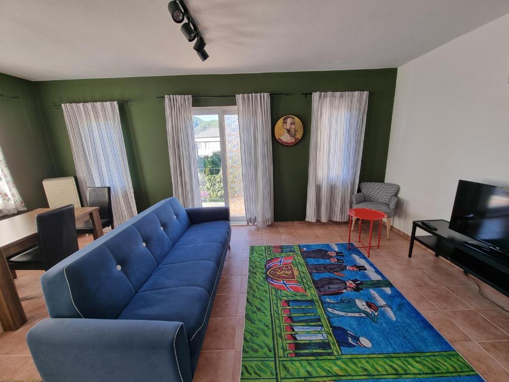凯麦尔Villa Xenia的客厅配有蓝色的沙发和电视