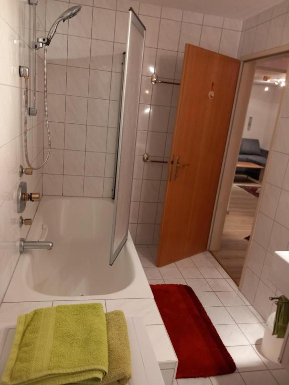 拉姆绍达赫斯坦Landhaus-Königsberg, Vorberg 360的带淋浴和浴缸及绿毛巾的浴室