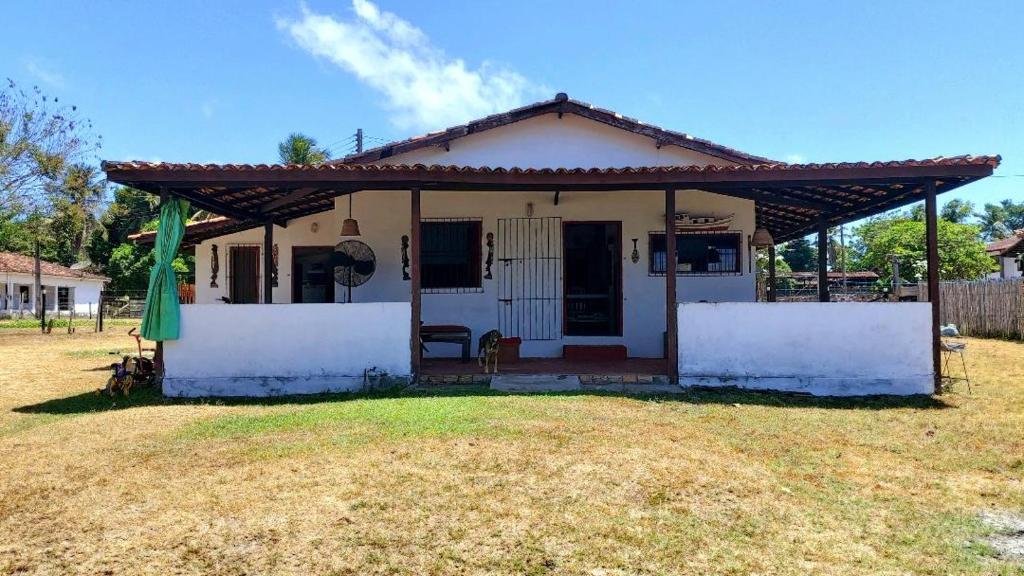 索雷Casa em Soure Ilha de Marajó.的白色的小房子,有屋顶