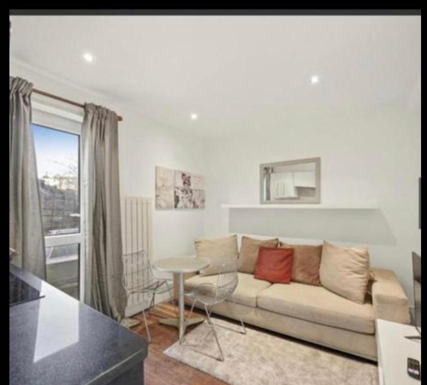 伦敦Luxury city centre Apartment的客厅配有沙发和桌子