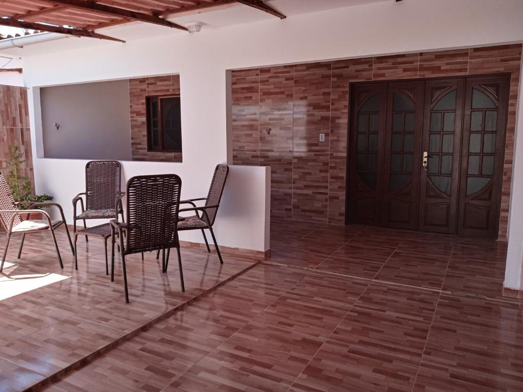 圣米格尔-杜斯米拉格里斯Casa Martins的一间带椅子和桌子的房间以及一扇门