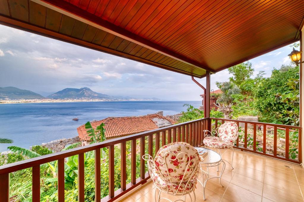 阿拉尼亚Two Seas Villa的海景阳台。