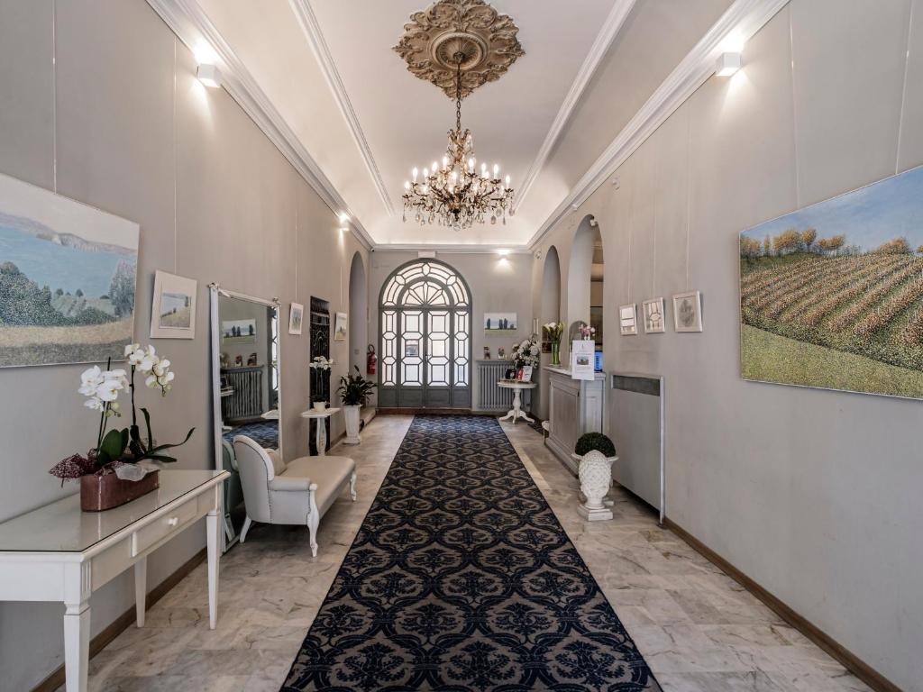 博洛尼亚阿卡迪米亚酒店的一个带吊灯的沙龙的大走廊