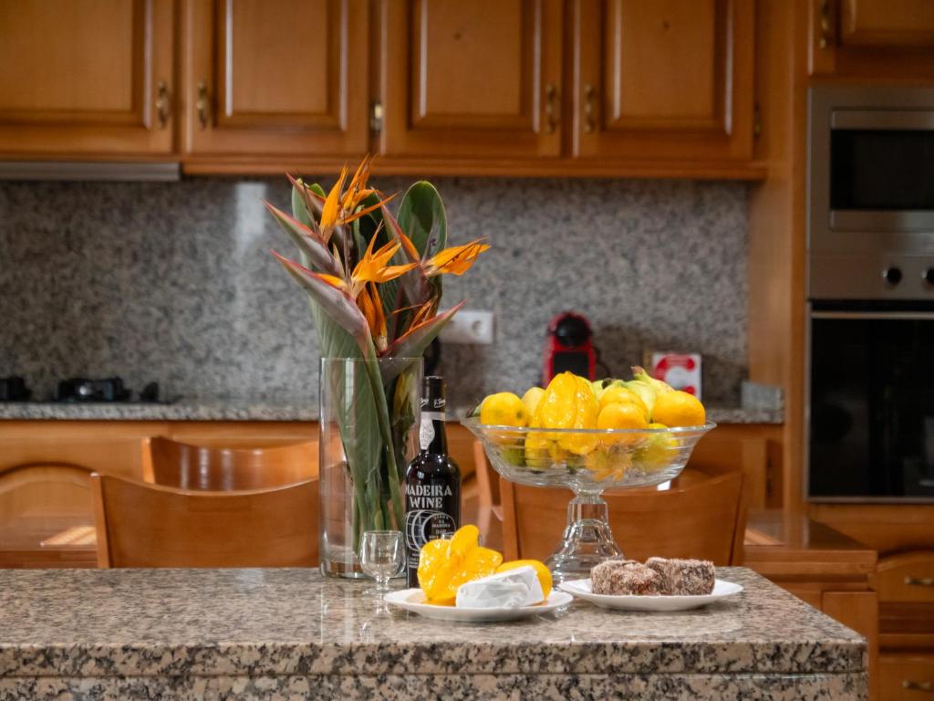 蓬他达维托亚The House of Passos的厨房柜台,有一碗水果和一瓶橘子