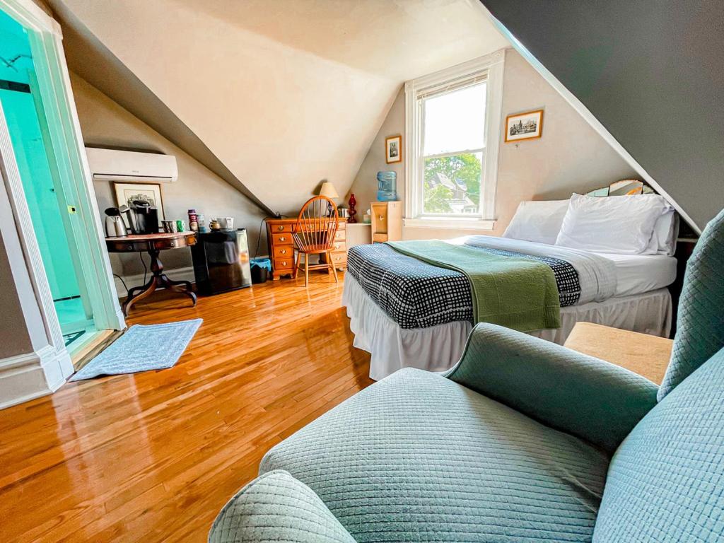 匹兹堡Point Breeze Guest House的一间设有两张床和一张沙发的房间