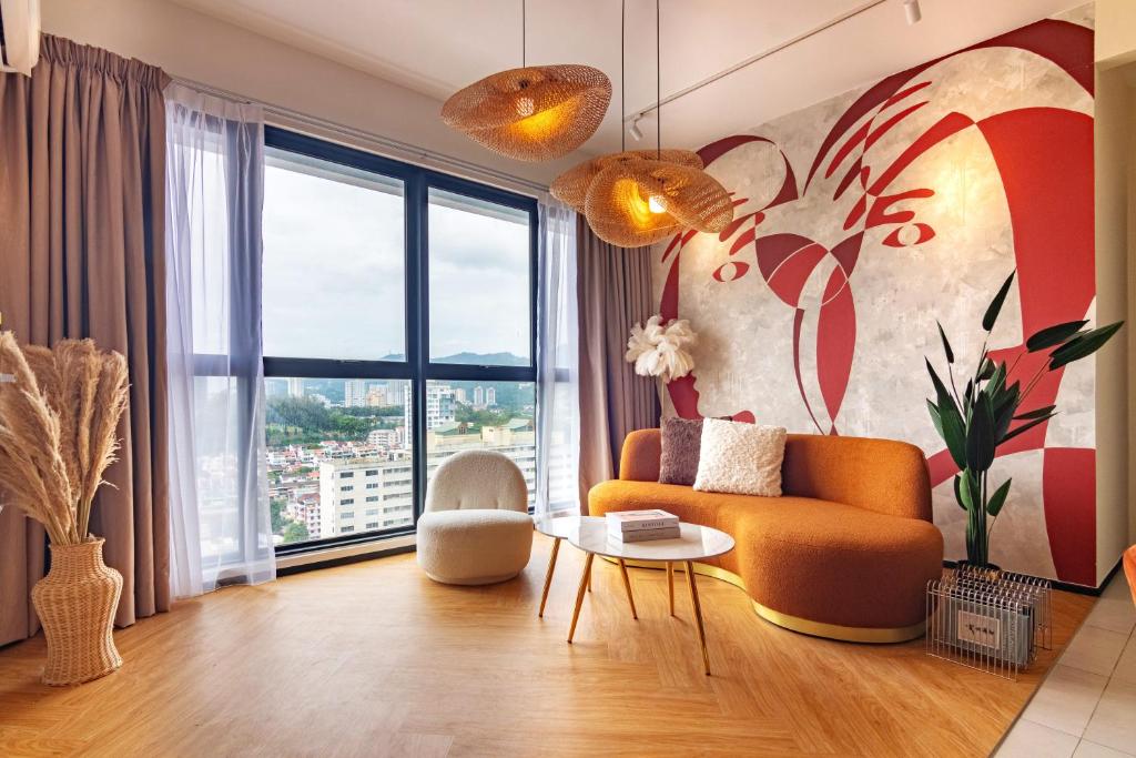 日落洞Urban Suites, Signature Collection by Stellar ALV的带沙发和大窗户的客厅