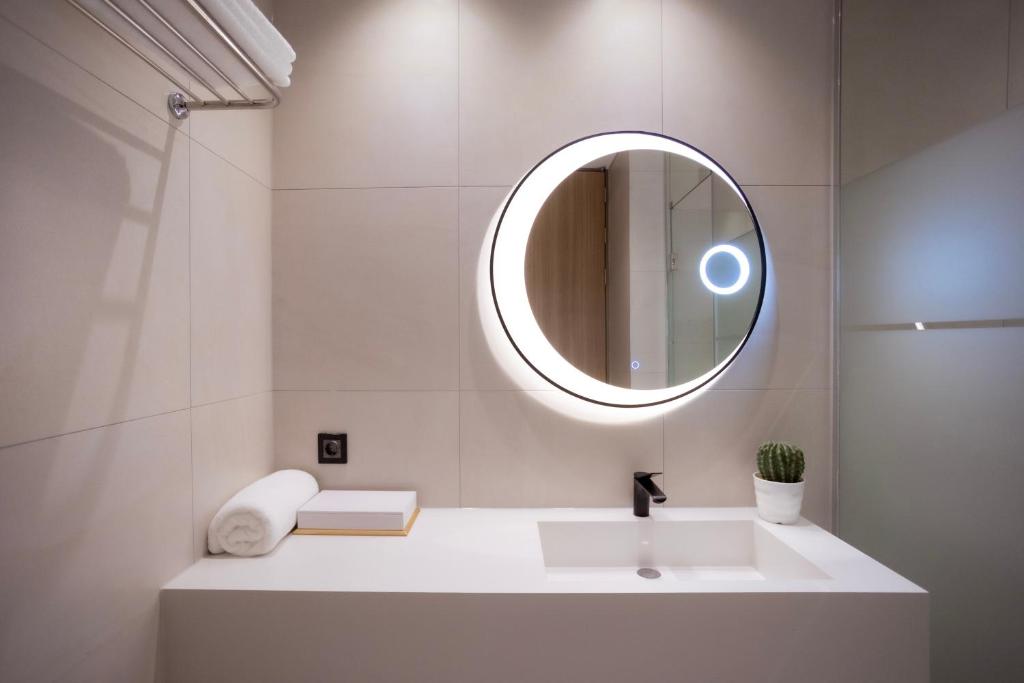 全州市Luel Hotel的白色的浴室设有水槽和镜子