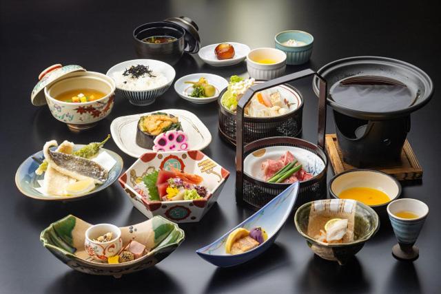 神户莫维尔阿瑞玛酒店的一张桌子上摆着许多不同的食物