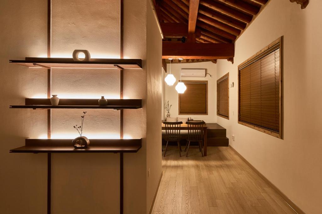 仁川市Luxury hanok with private bathtub - IG01的走廊通往带桌子的用餐室