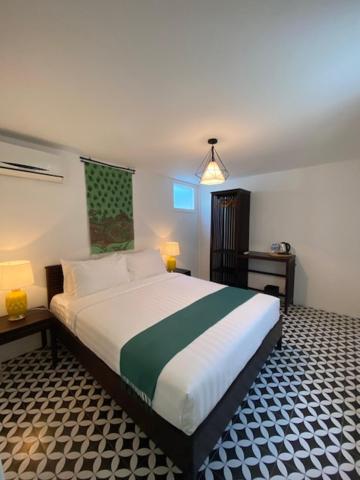 琅勃拉邦Fides Boutique Hotel的一间卧室,卧室内配有一张大床