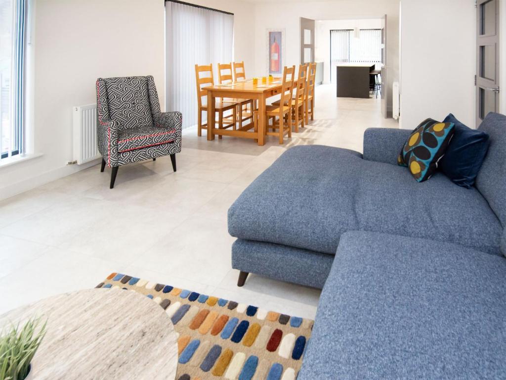 阿维莫尔Caledonia View的客厅配有蓝色的沙发和桌子