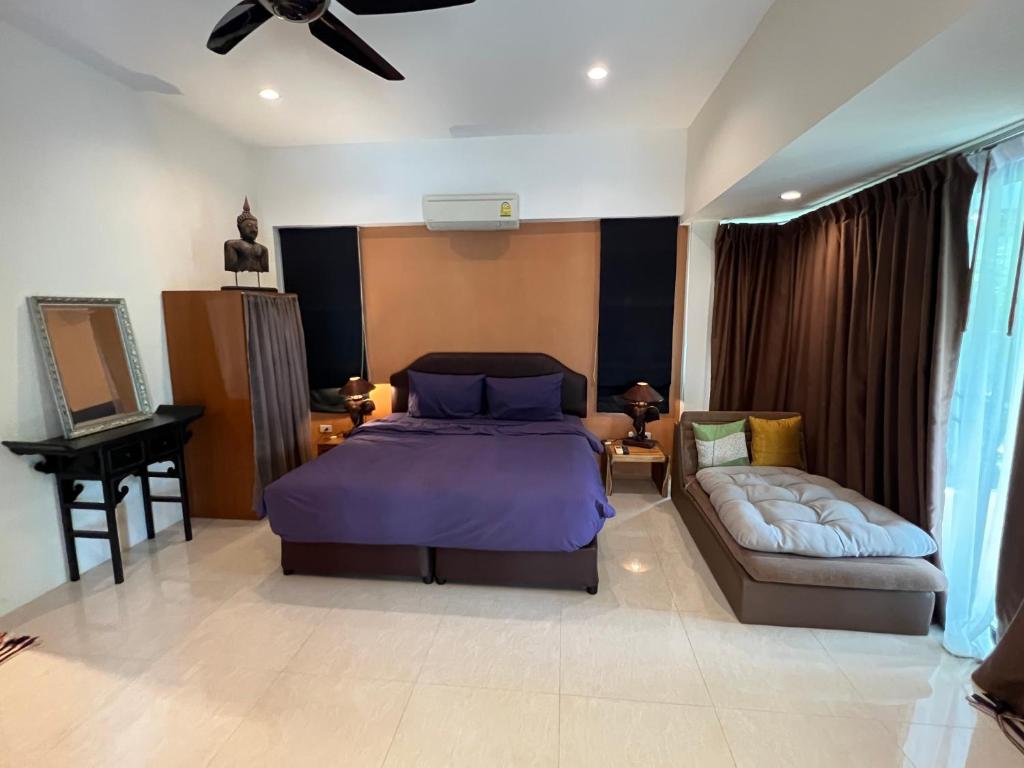 拉迈Villa Roland的一间卧室配有一张紫色的床和一张沙发