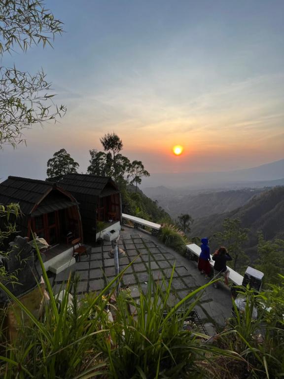 金塔马尼Bali Sunrise Camp & Glamping的从山顶欣赏日落美景