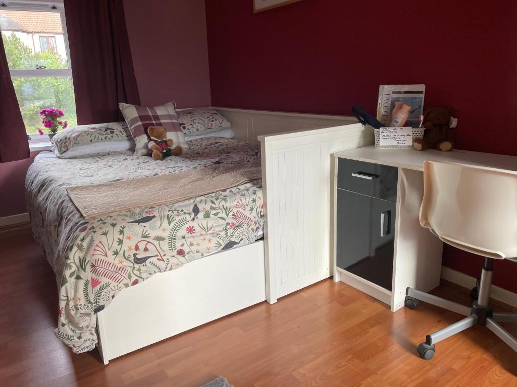 爱丁堡Country home near the airport的一间小卧室,配有一张床和一张书桌