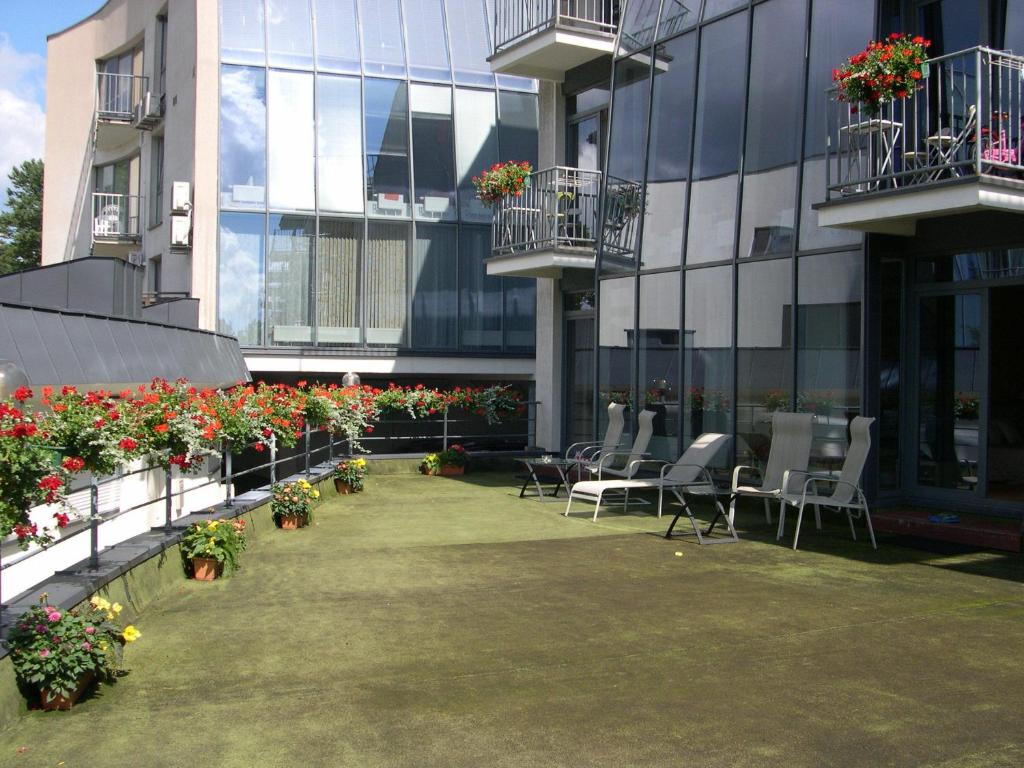 帕兰加维拉维奥拉公寓的一座带椅子和鲜花的建筑的庭院