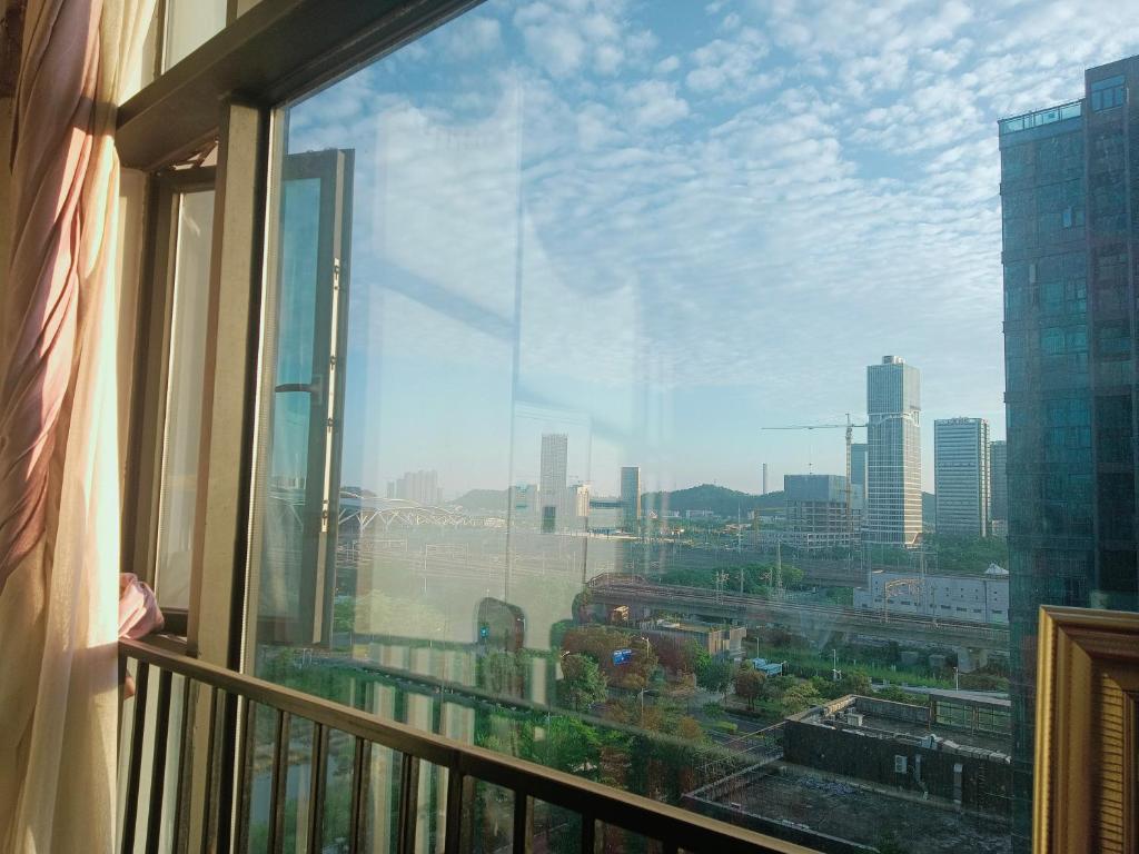 广州美居公寓酒店的从大楼的窗户欣赏到城市美景