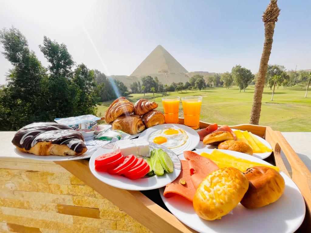 开罗Glamour Pyramids Hotel的桌上的金字塔早餐盘