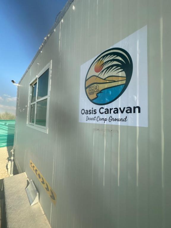 迪拜Oasis Caravan的建筑的侧面有标志