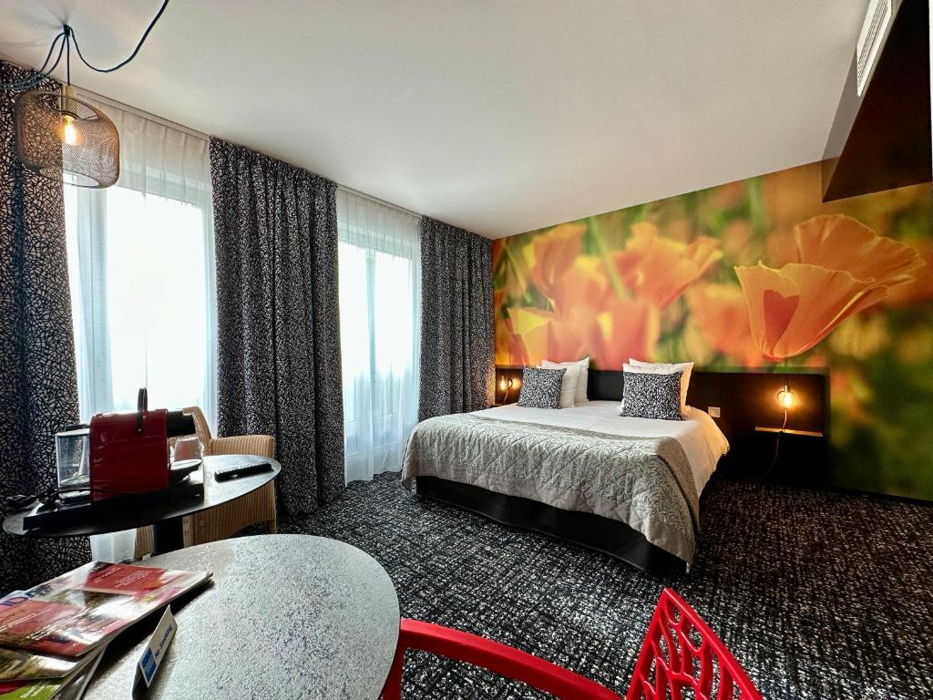 布雷斯特La Paix Hôtel Contemporain Brest centre ville的酒店客房设有两张床和一张桌子。