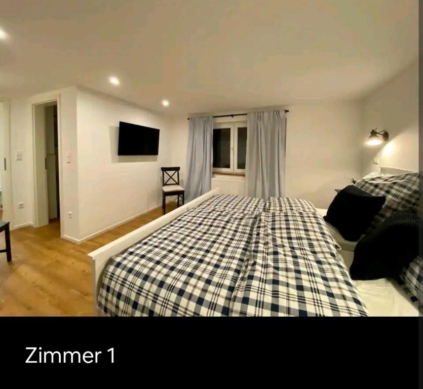 加格瑙Reiter's Apartments am Eichelberg的一间卧室配有一张床和一台电视。